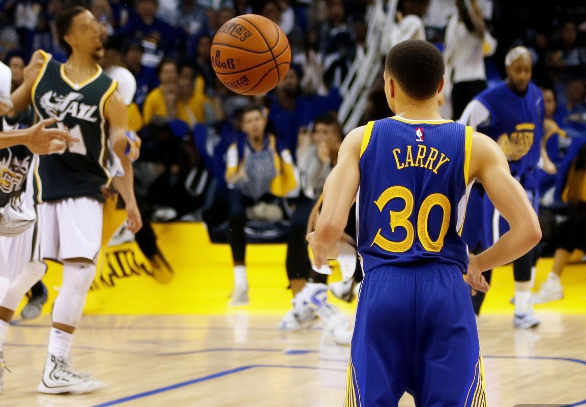 勇士新赛季首战告捷，库里格林率队迎开门红(图3)